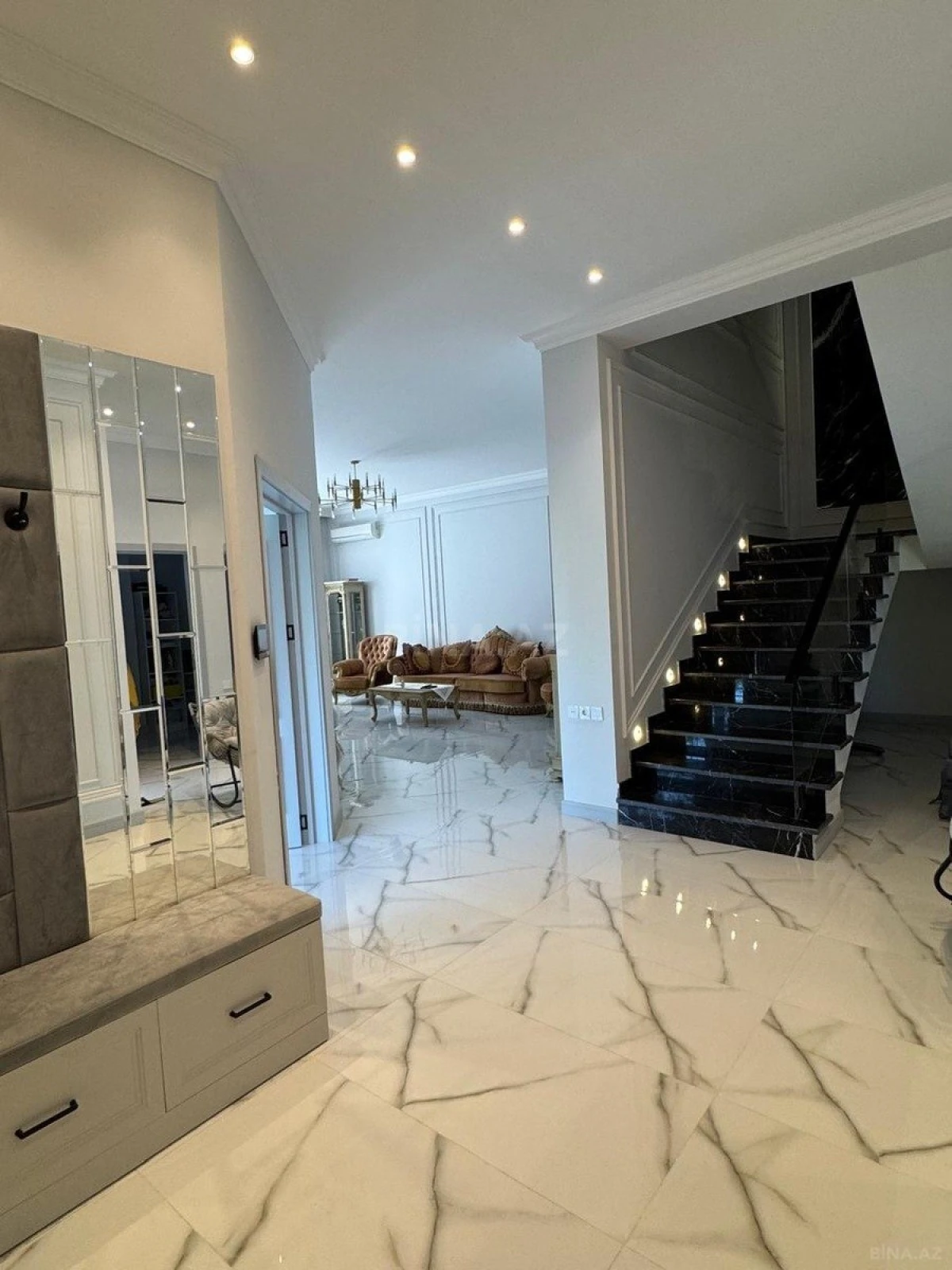 Satılır 5 otaqlı həyət evi 260 m²