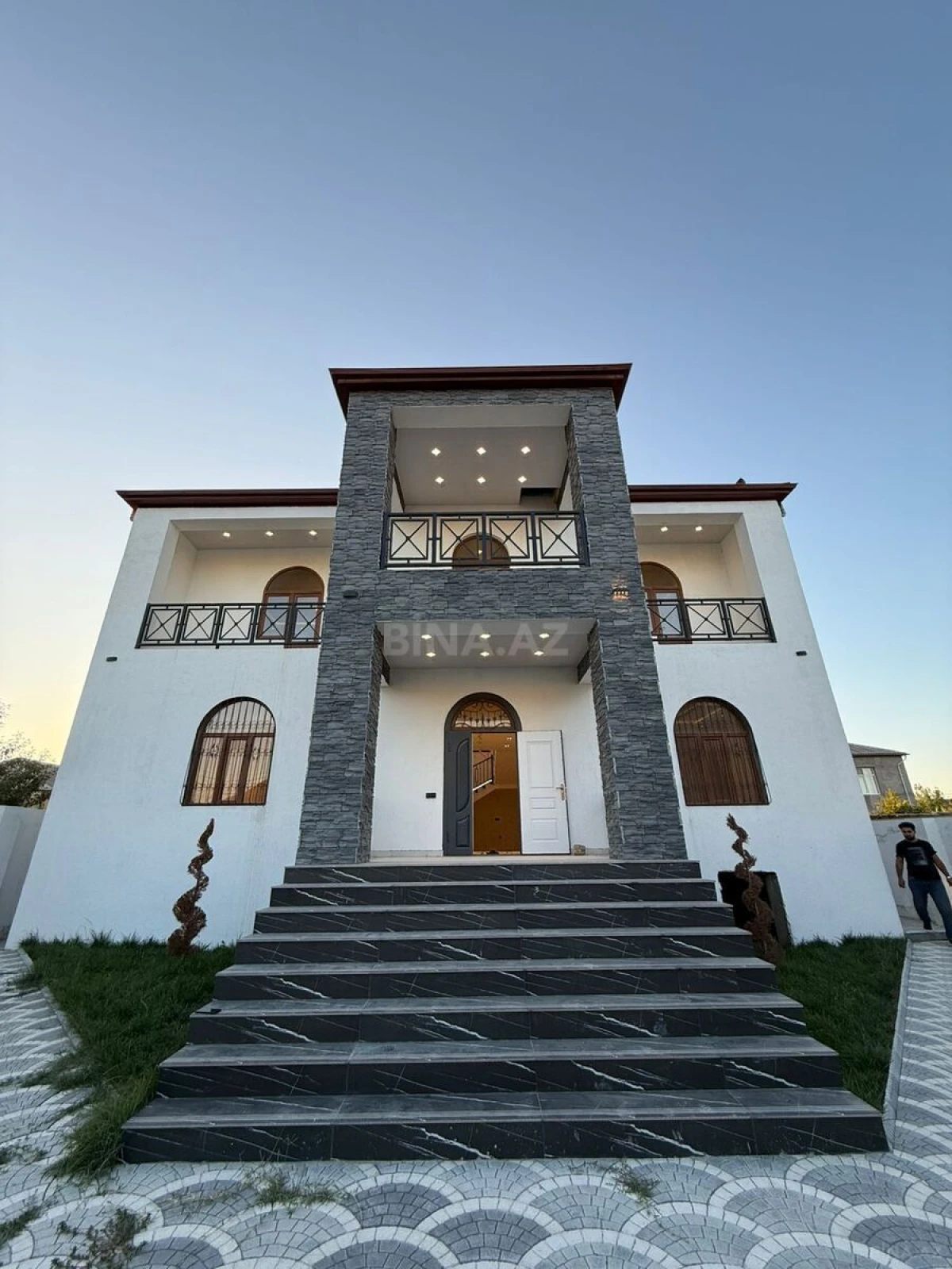 Satılır 6 otaqlı həyət evi 300 m²