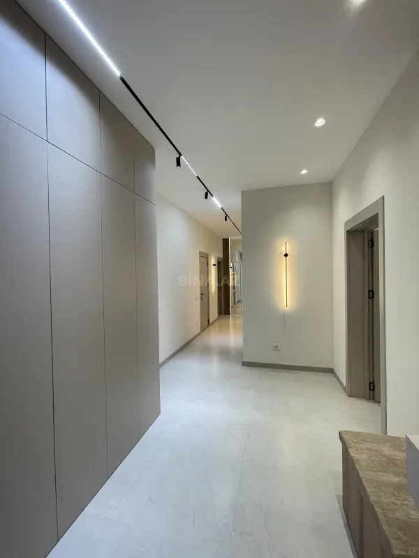 Satılır 4 otaqlı mənzil 142 m²