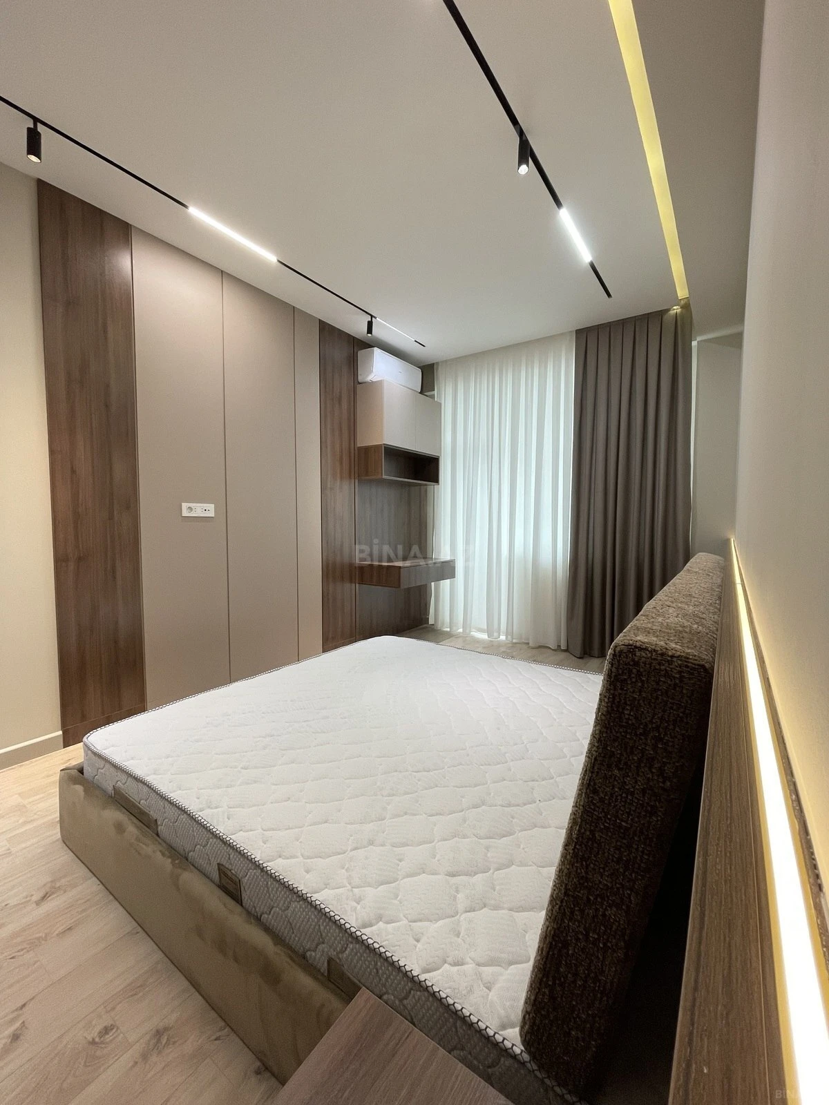 Satılır 4 otaqlı mənzil 142 m²