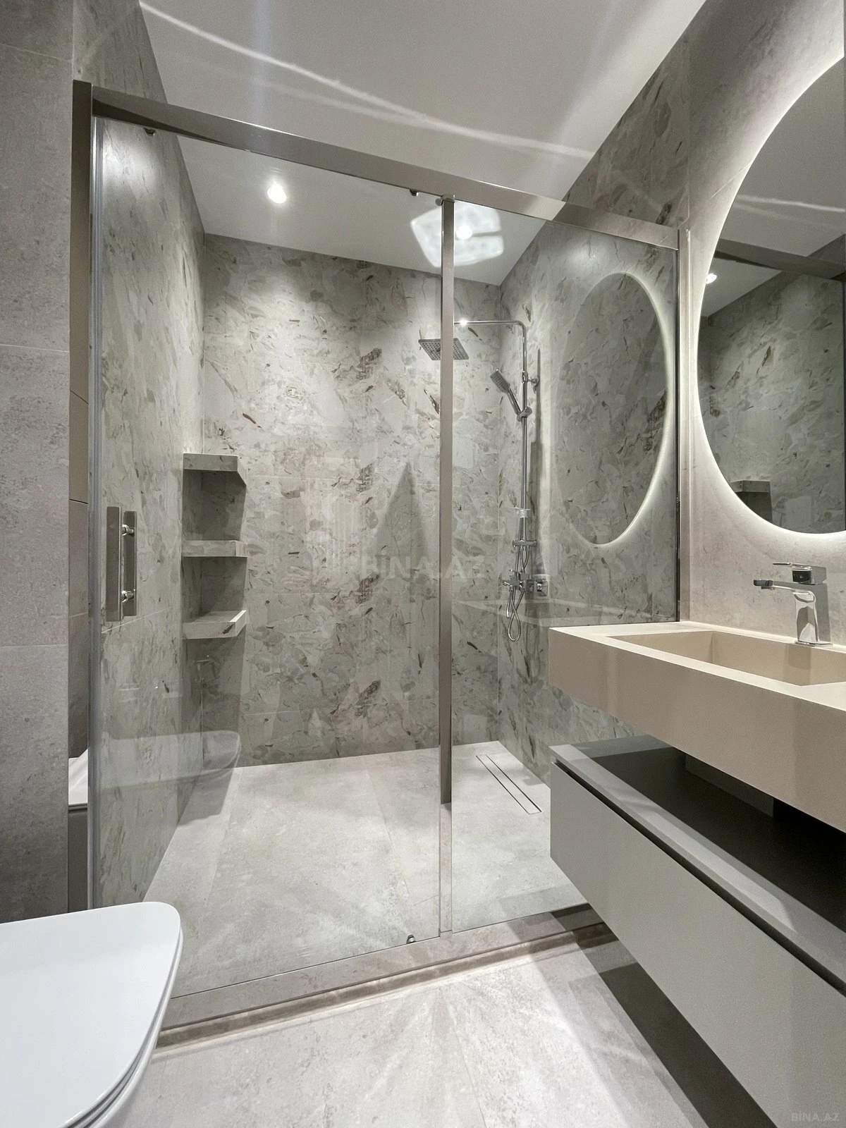 Satılır 4 otaqlı mənzil 142 m²