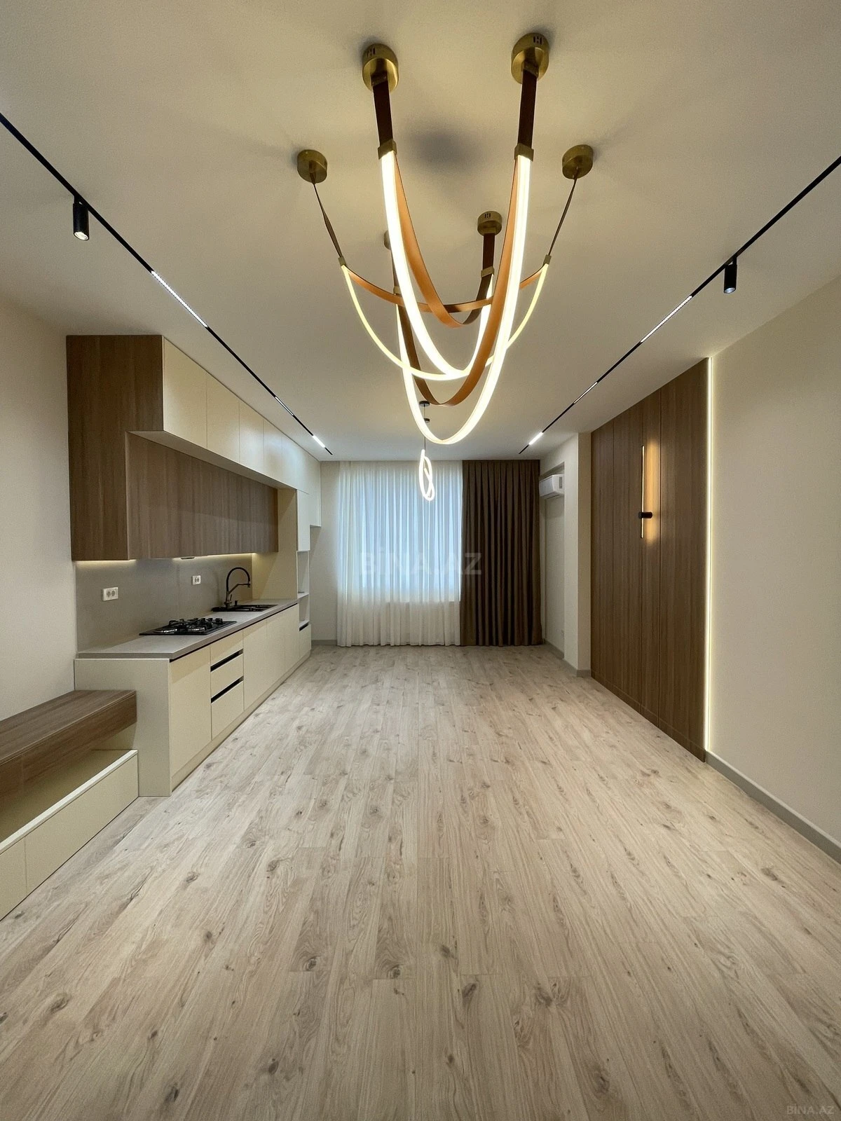 Satılır 4 otaqlı mənzil 142 m²