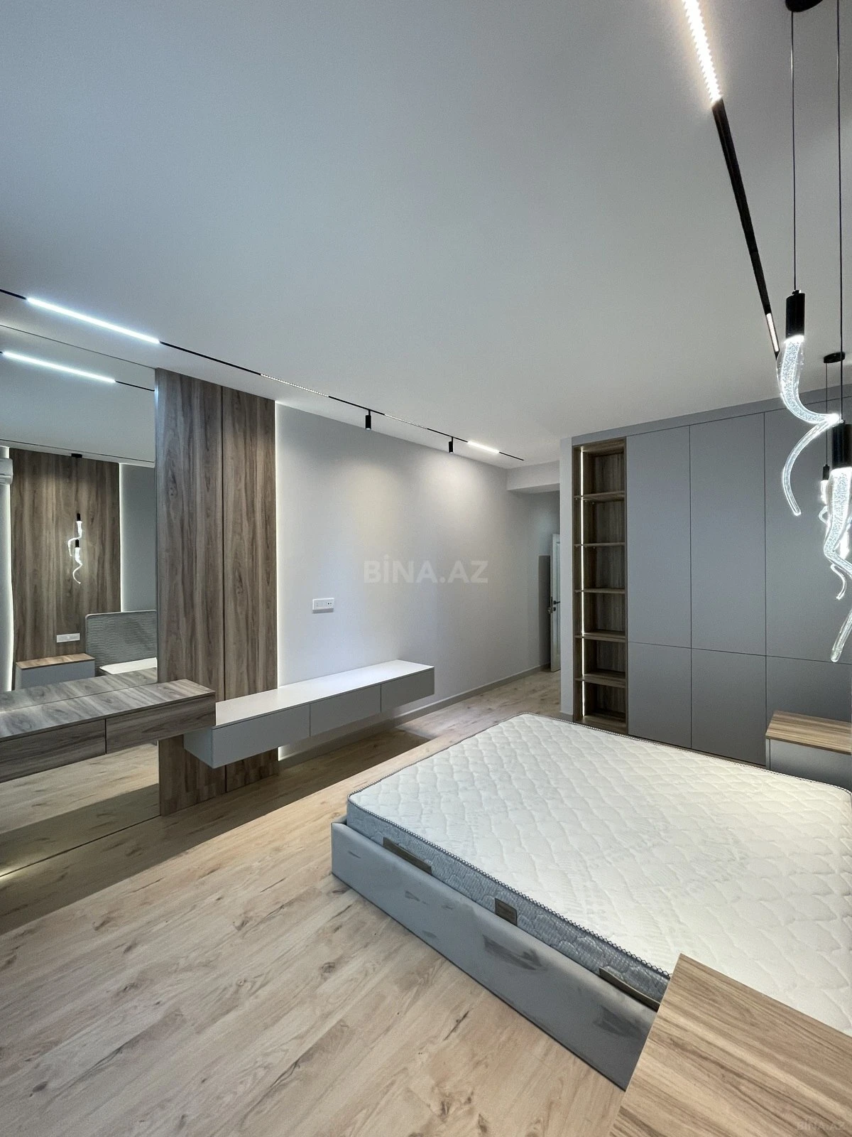 Satılır 4 otaqlı mənzil 142 m²