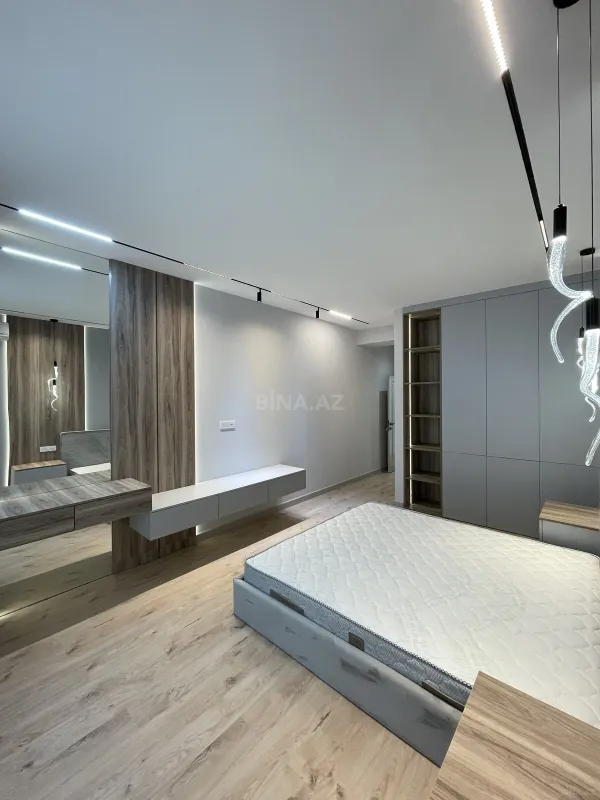 Satılır 4 otaqlı mənzil 142 m²