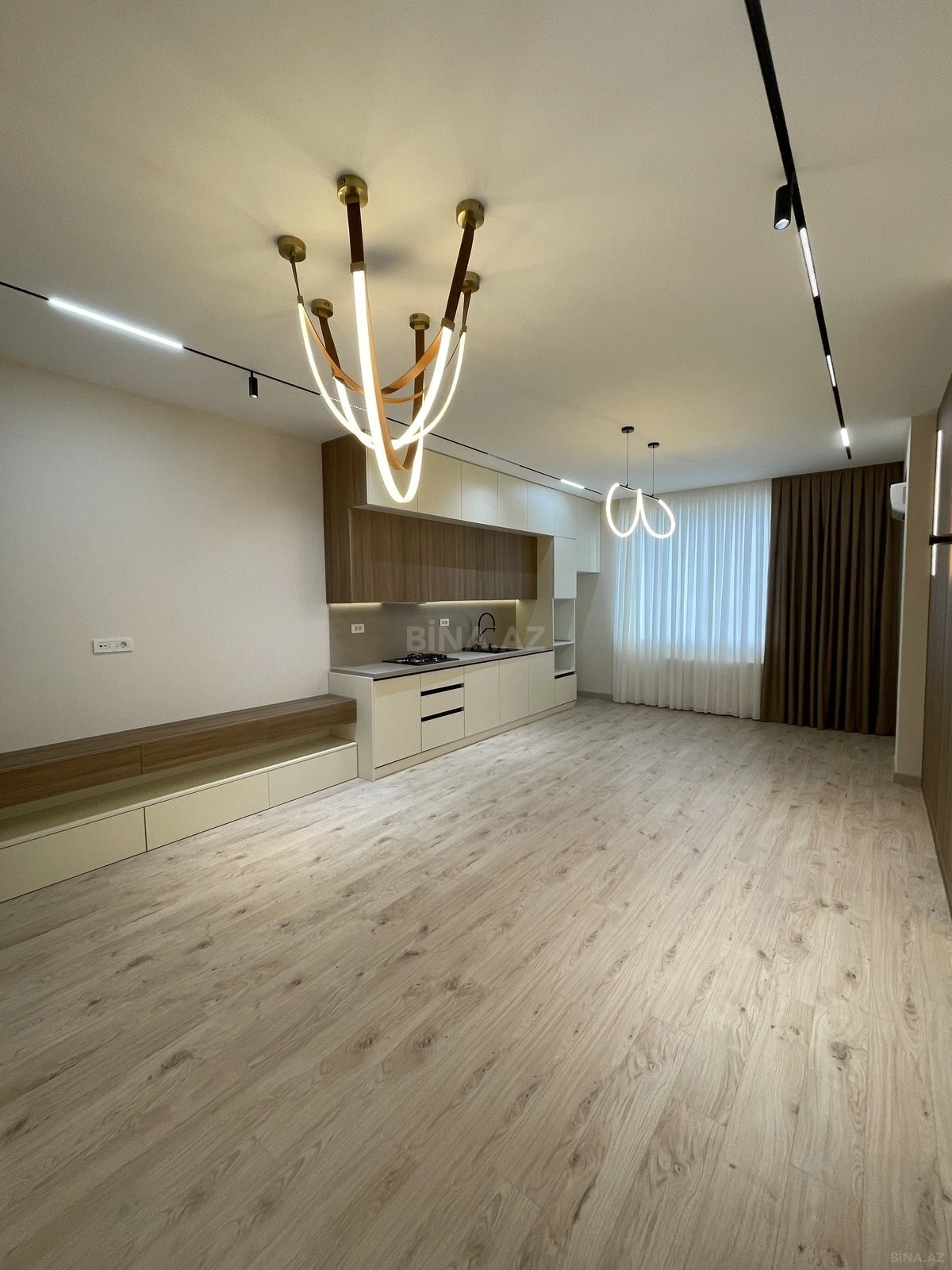 Satılır 4 otaqlı mənzil 142 m²