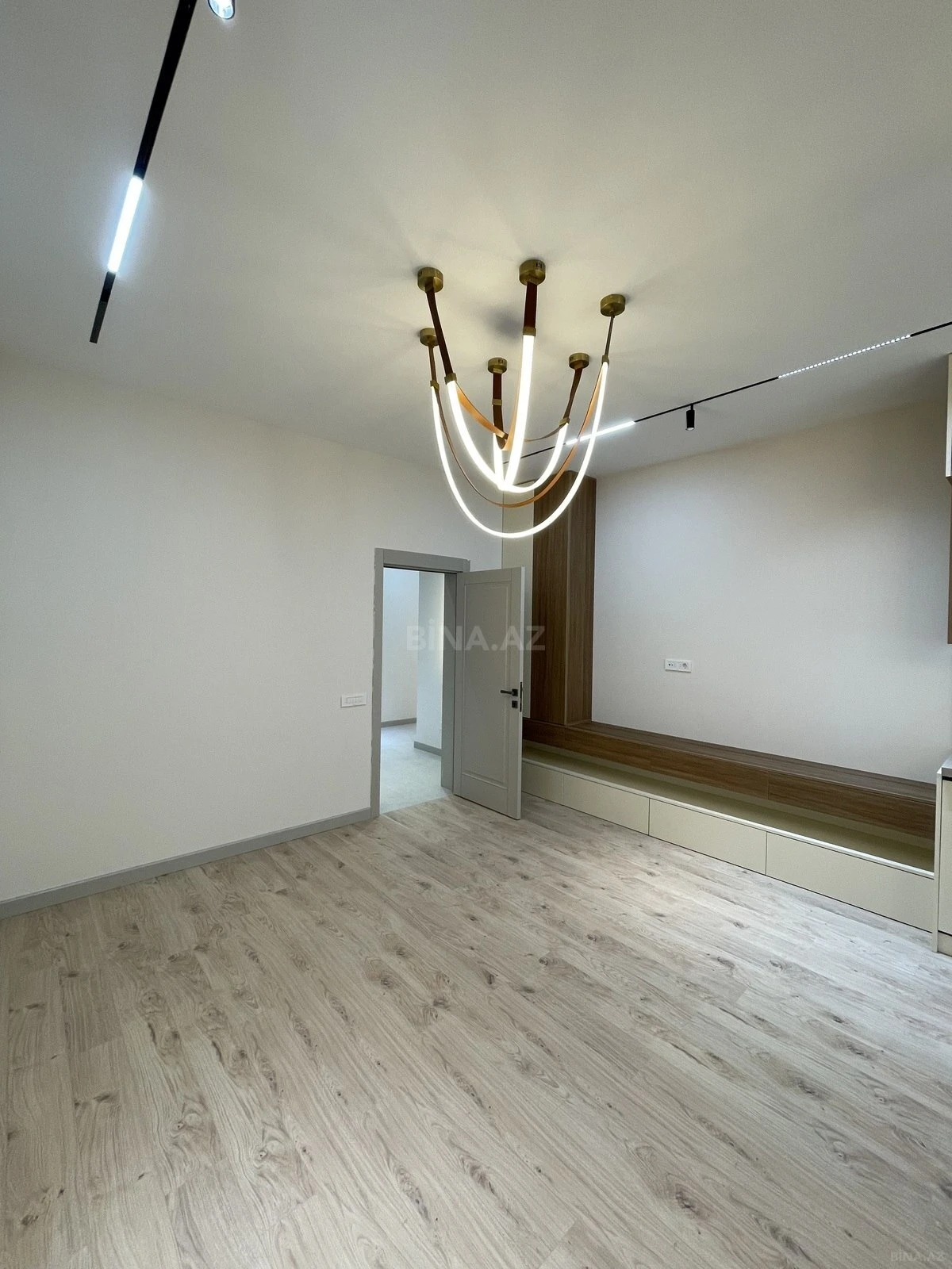 Satılır 4 otaqlı mənzil 142 m²
