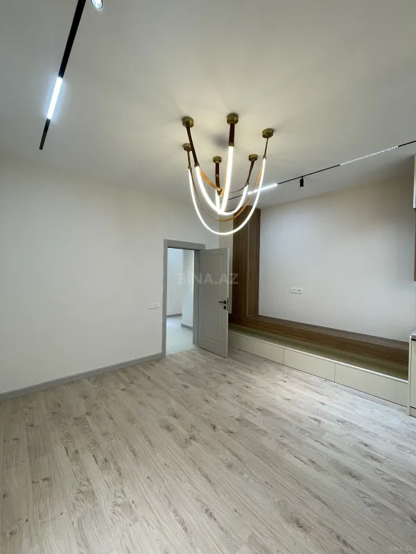 Satılır 4 otaqlı mənzil 142 m²