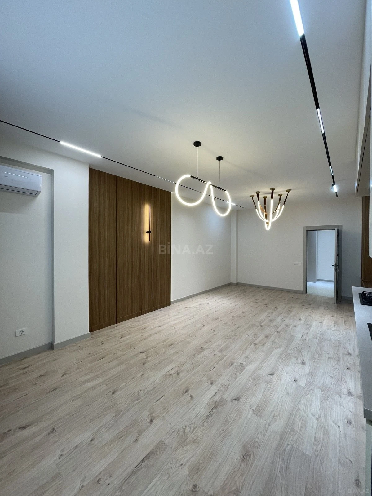 Satılır 4 otaqlı mənzil 142 m²