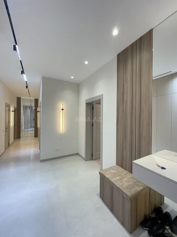 Satılır 4 otaqlı mənzil 142 m²
