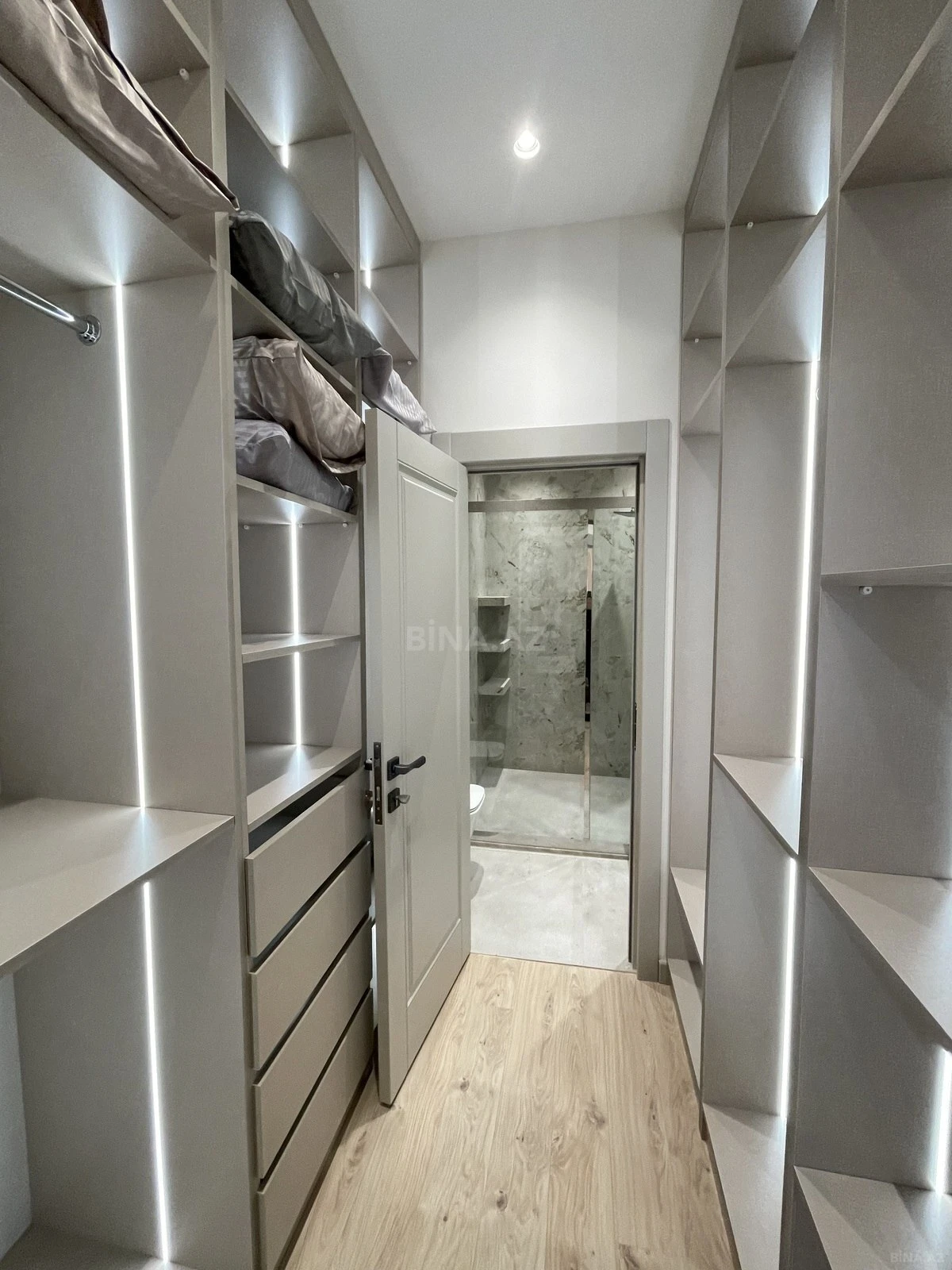 Satılır 4 otaqlı mənzil 142 m²