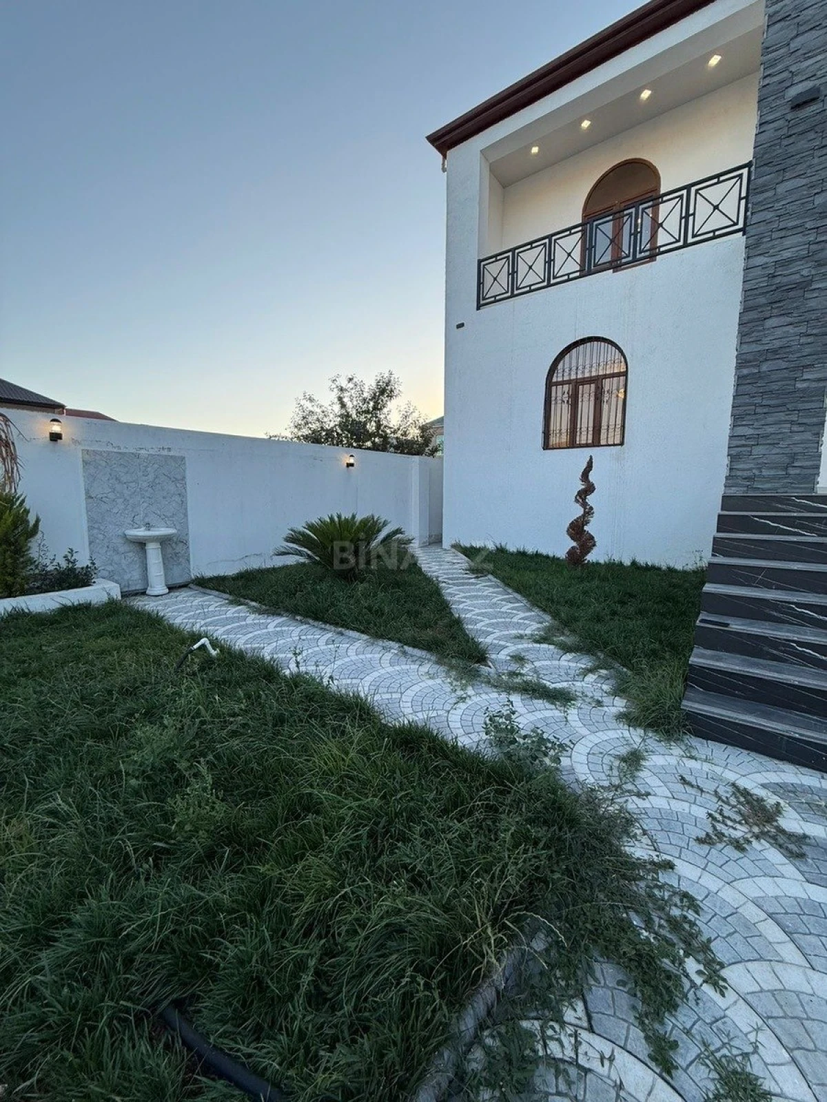 Satılır 6 otaqlı həyət evi 300 m²