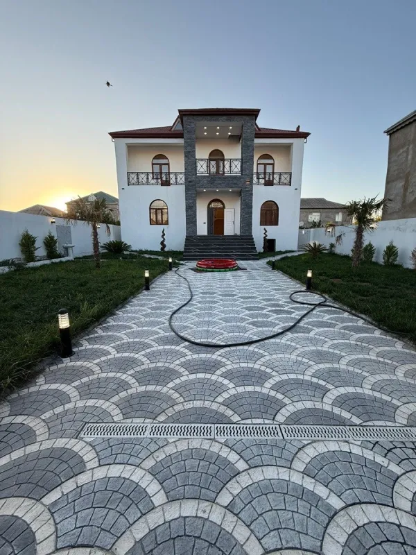 Satılır 6 otaqlı həyət evi 300 m²