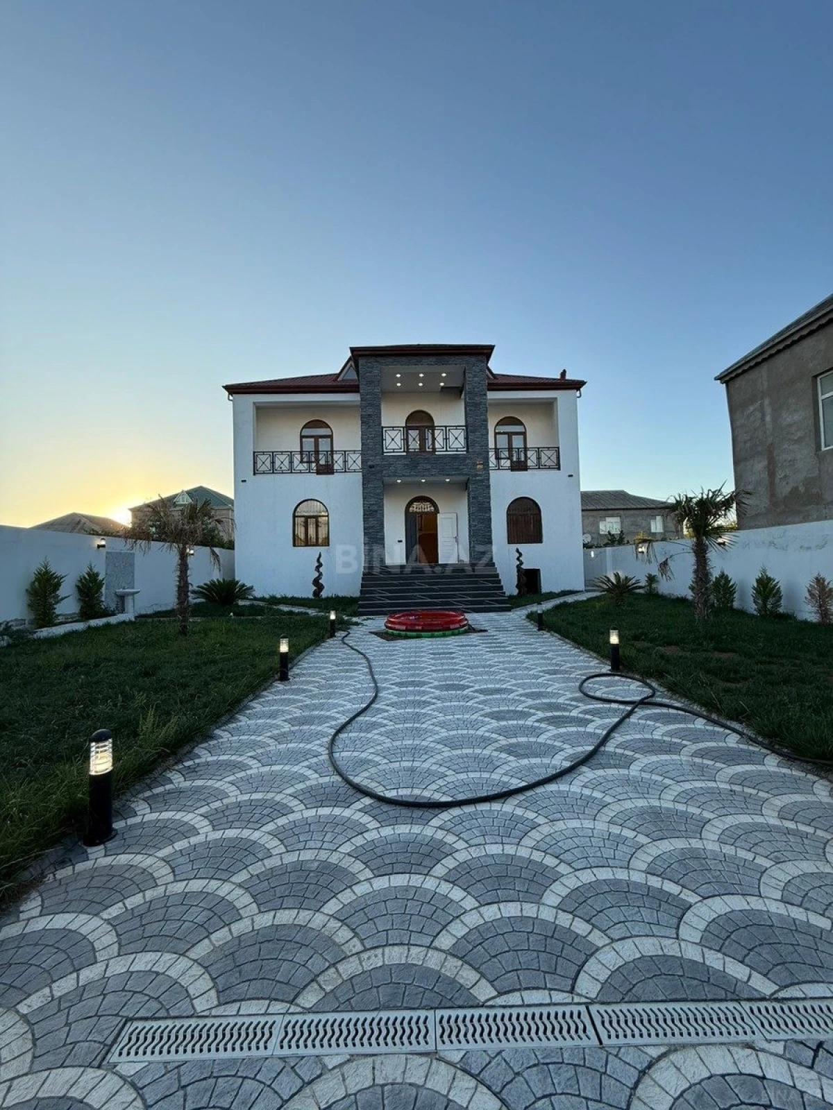 Satılır 6 otaqlı həyət evi 300 m²