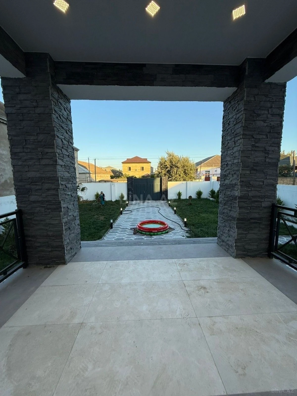 Satılır 6 otaqlı həyət evi 300 m²