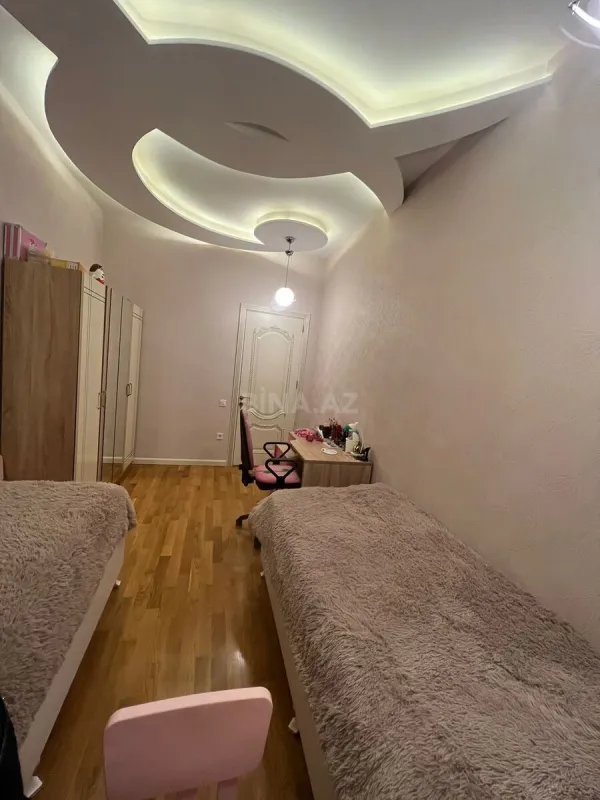 Satılır 3 otaqlı mənzil 135 m²