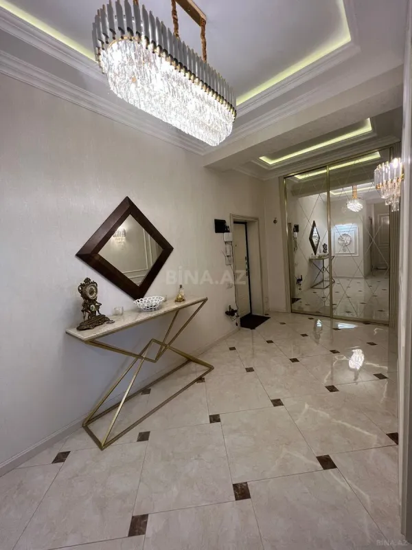 Satılır 3 otaqlı mənzil 135 m²