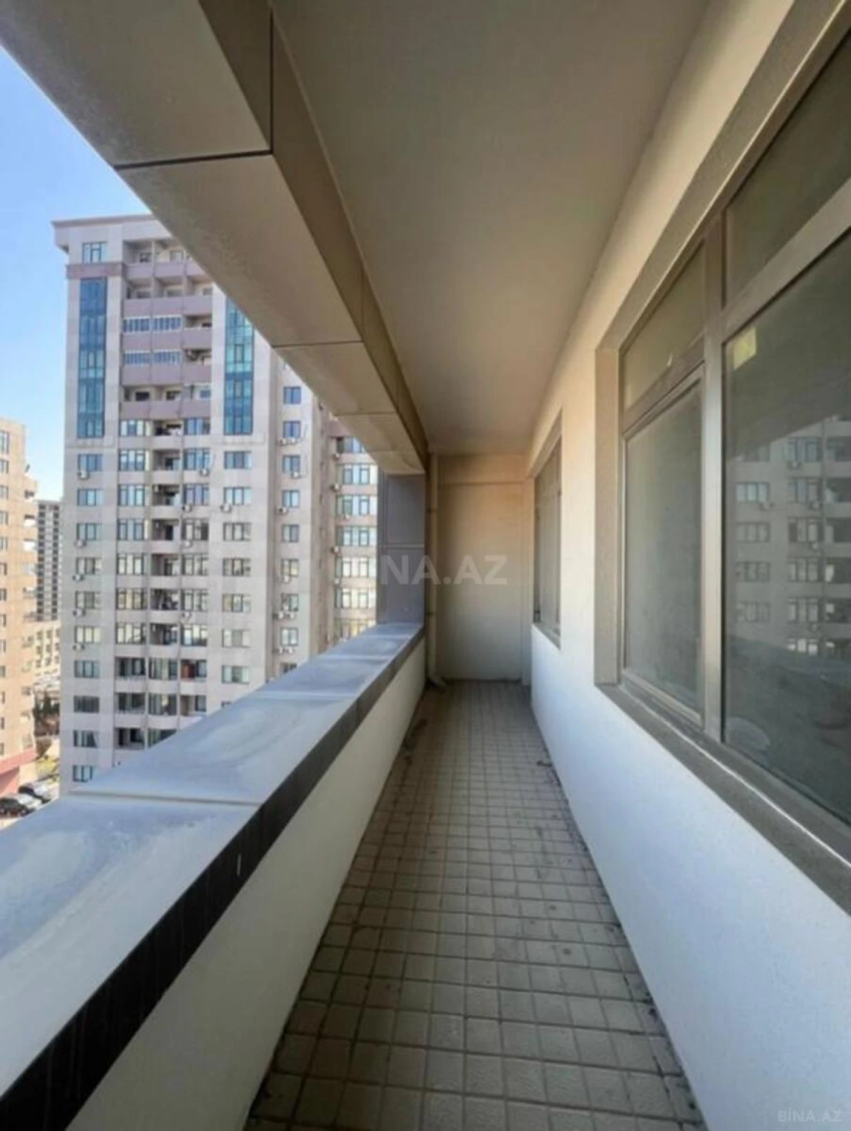 Satılır 3 otaqlı mənzil 135 m²