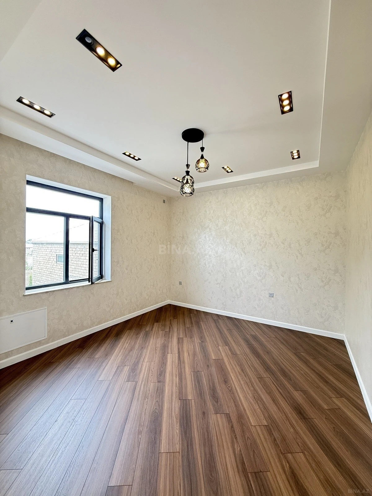 Satılır 5 otaqlı həyət evi 250 m²