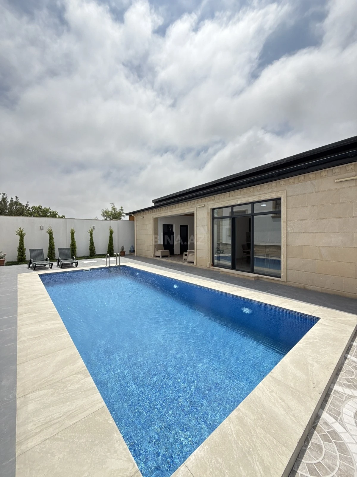 Satılır 5 otaqlı həyət evi 250 m²