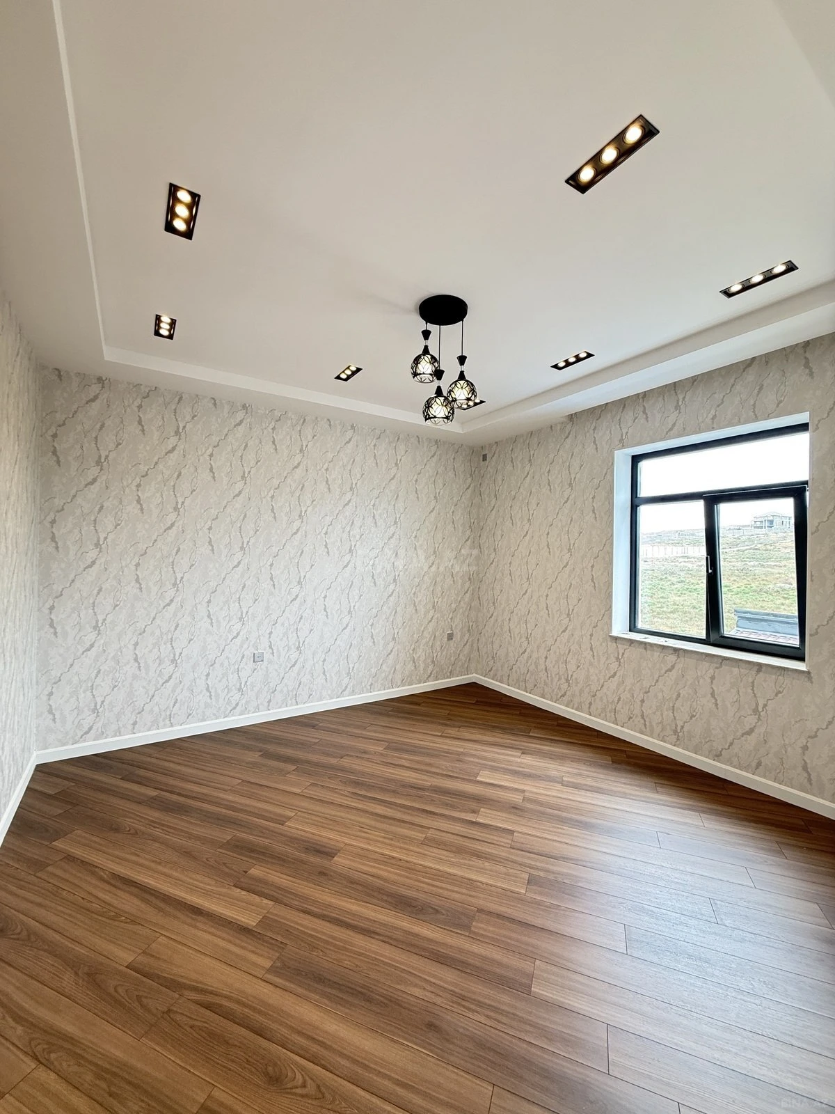 Satılır 5 otaqlı həyət evi 250 m²
