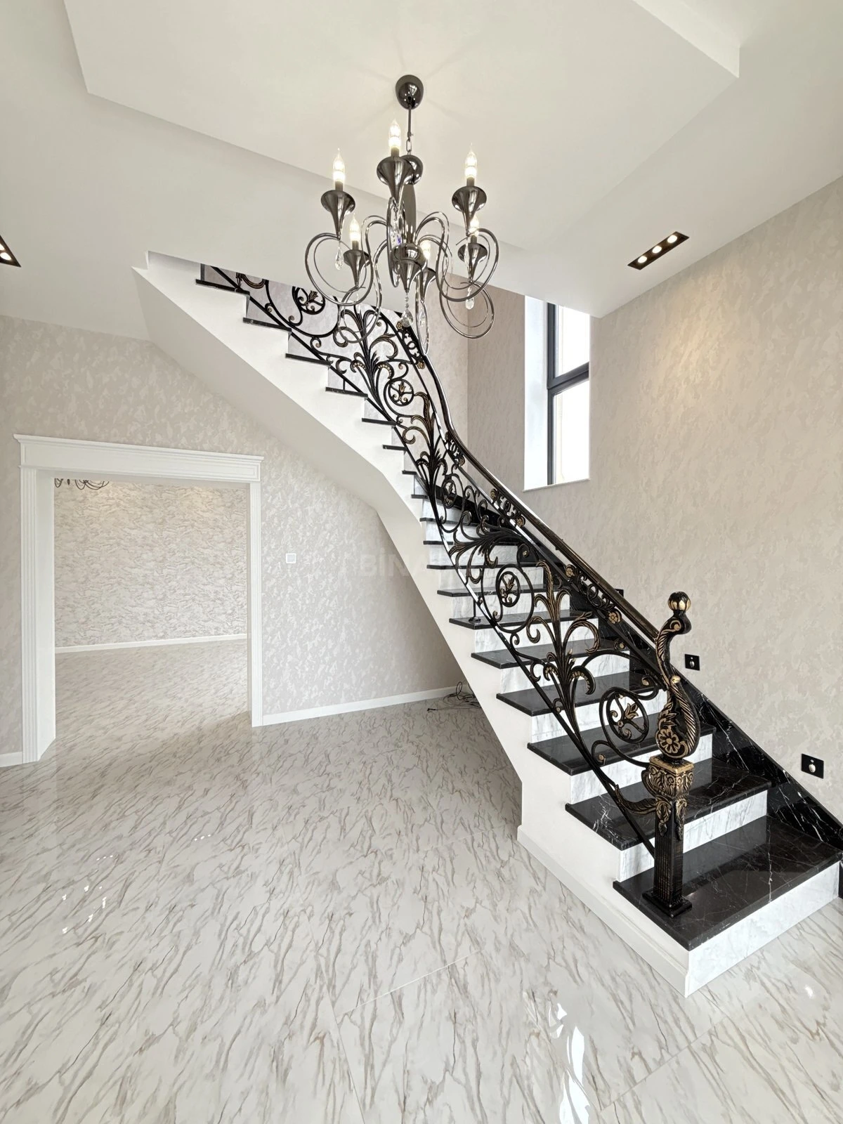 Satılır 5 otaqlı həyət evi 250 m²