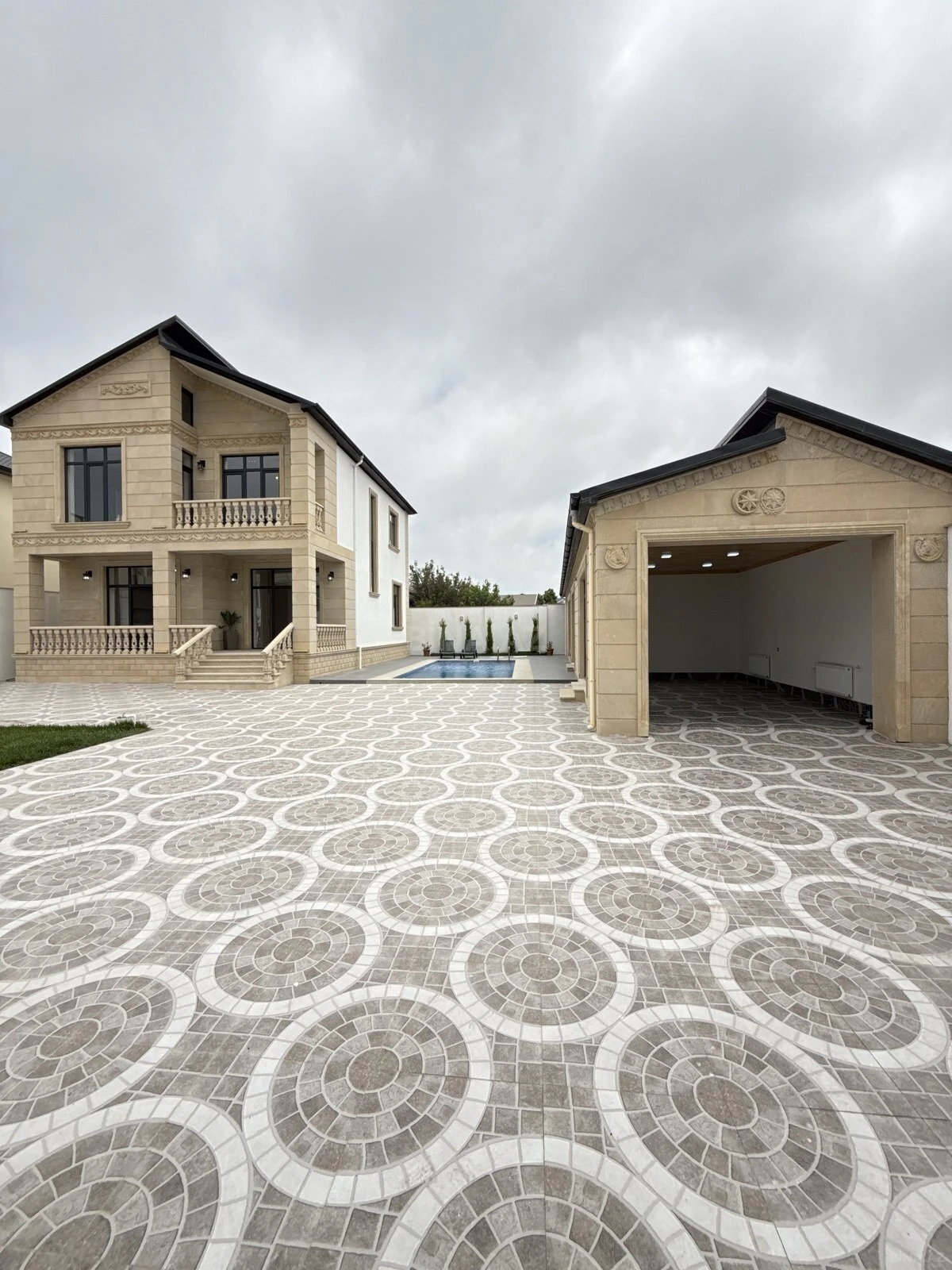 Satılır 5 otaqlı həyət evi 250 m²