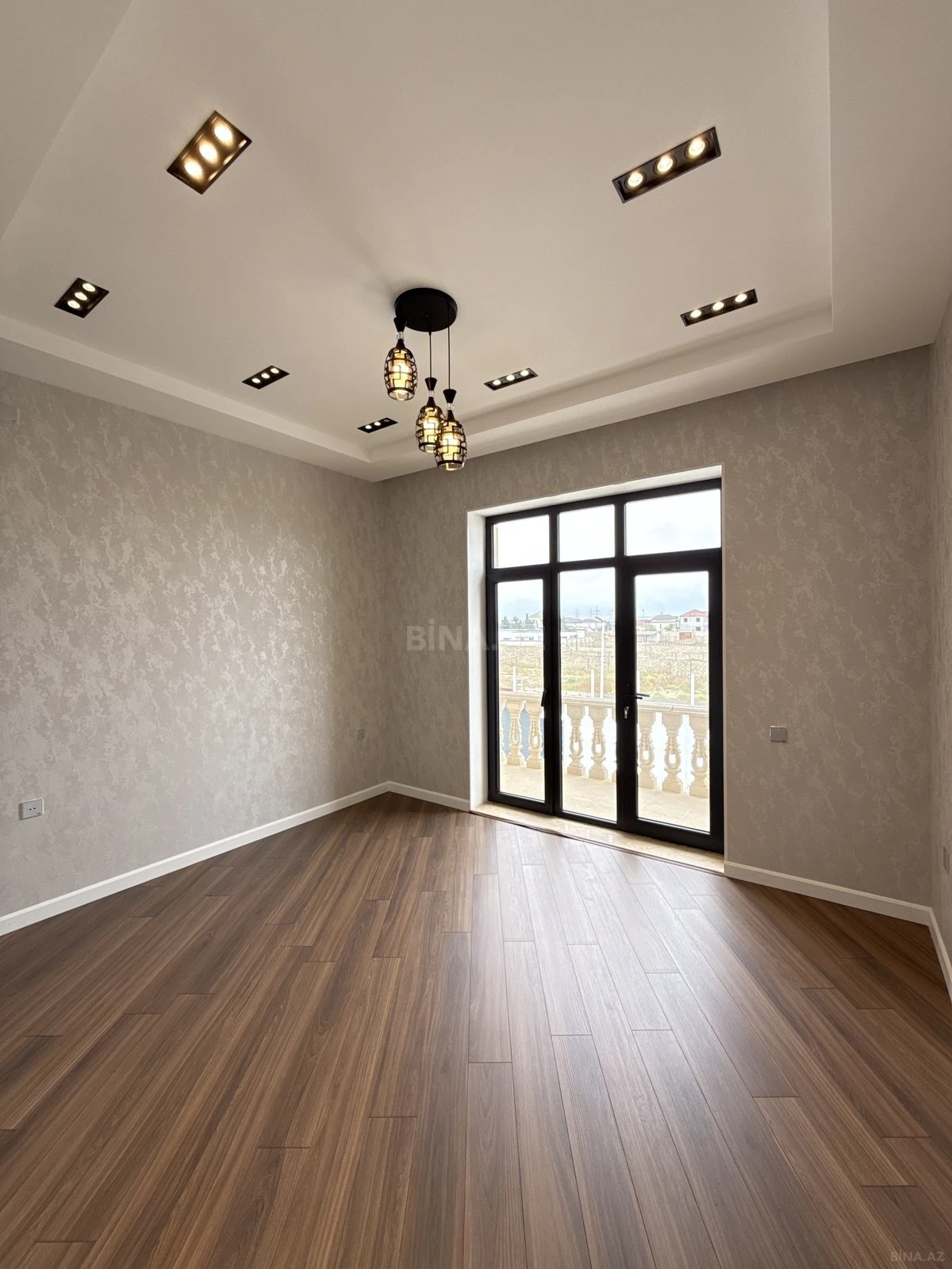 Satılır 5 otaqlı həyət evi 250 m²