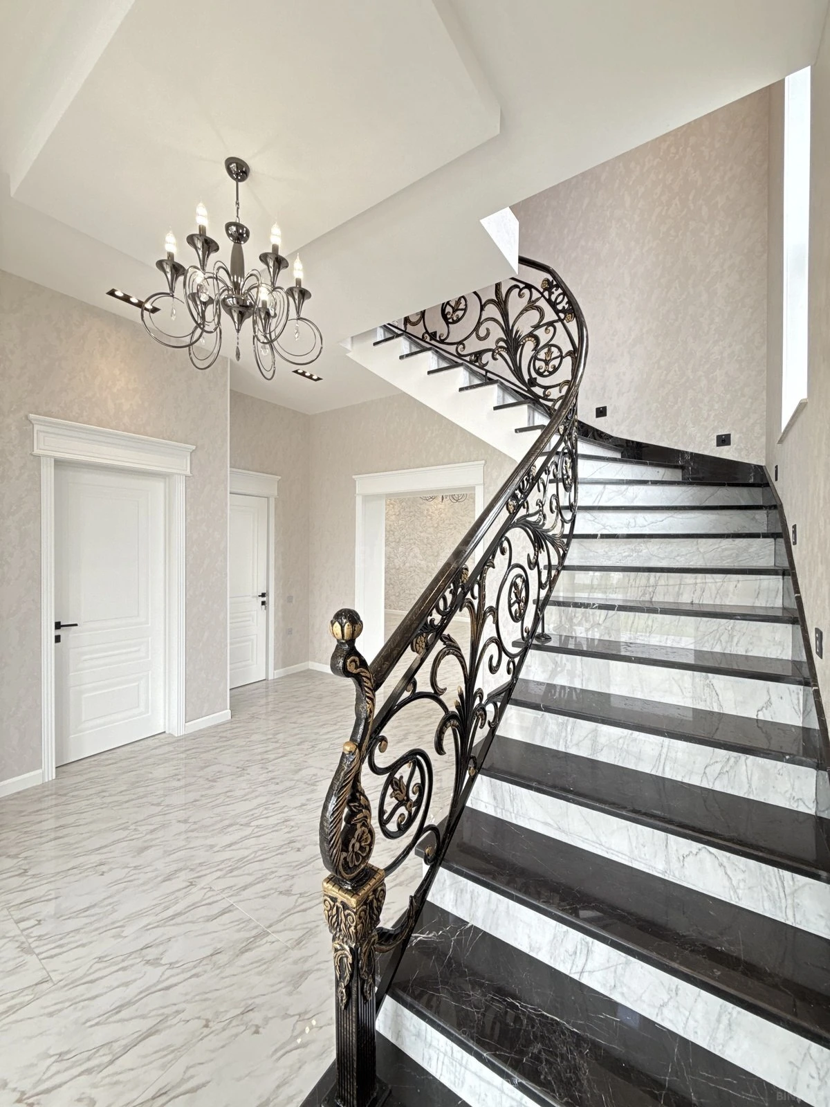 Satılır 5 otaqlı həyət evi 250 m²