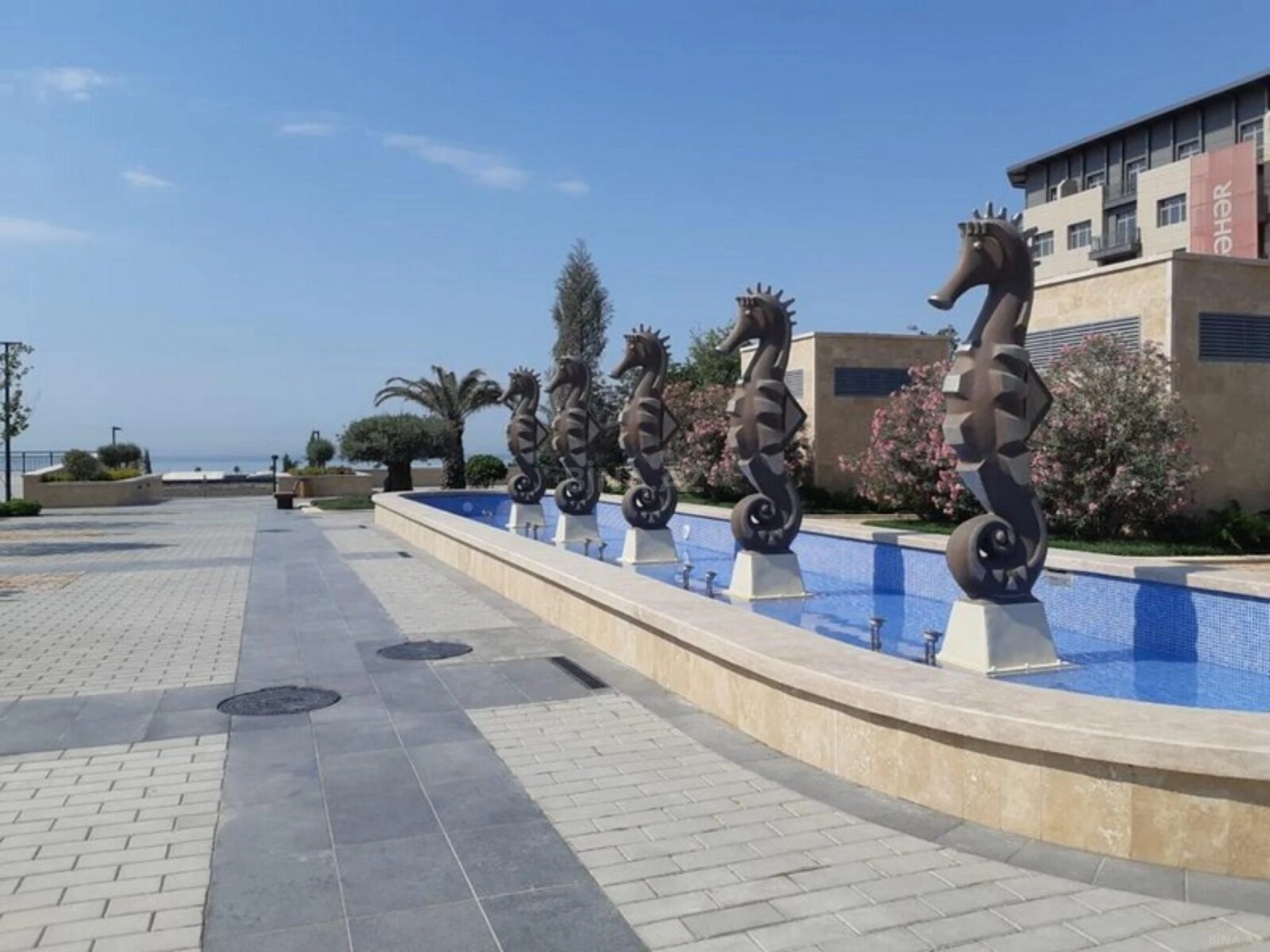 Satılır 4 otaqlı mənzil 176 m²