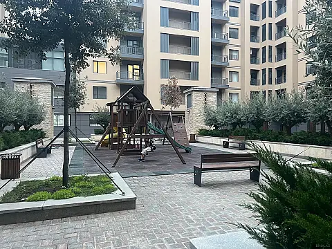 Satılır 4 otaqlı mənzil 176 m²