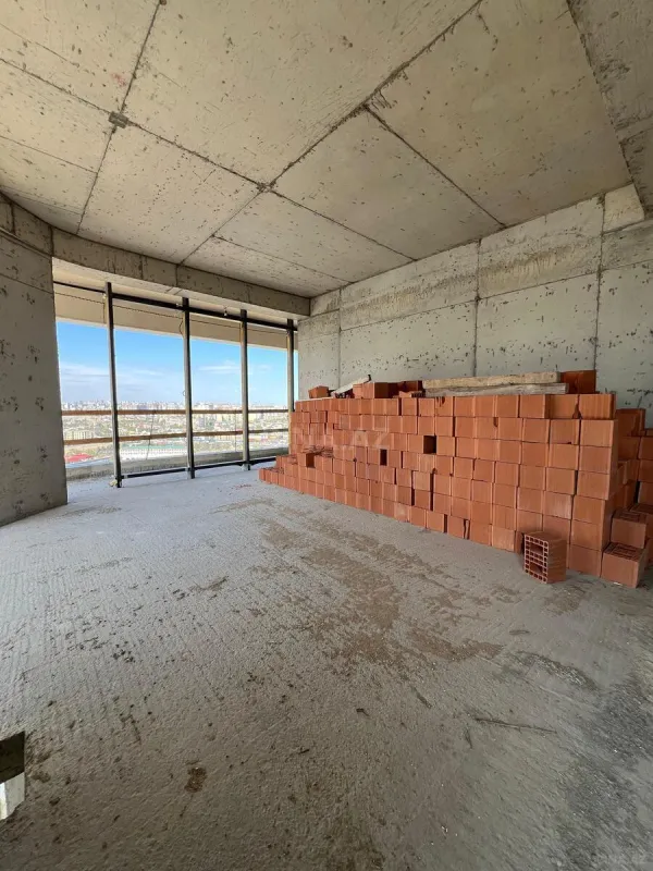 Satılır 4 otaqlı mənzil 176 m²