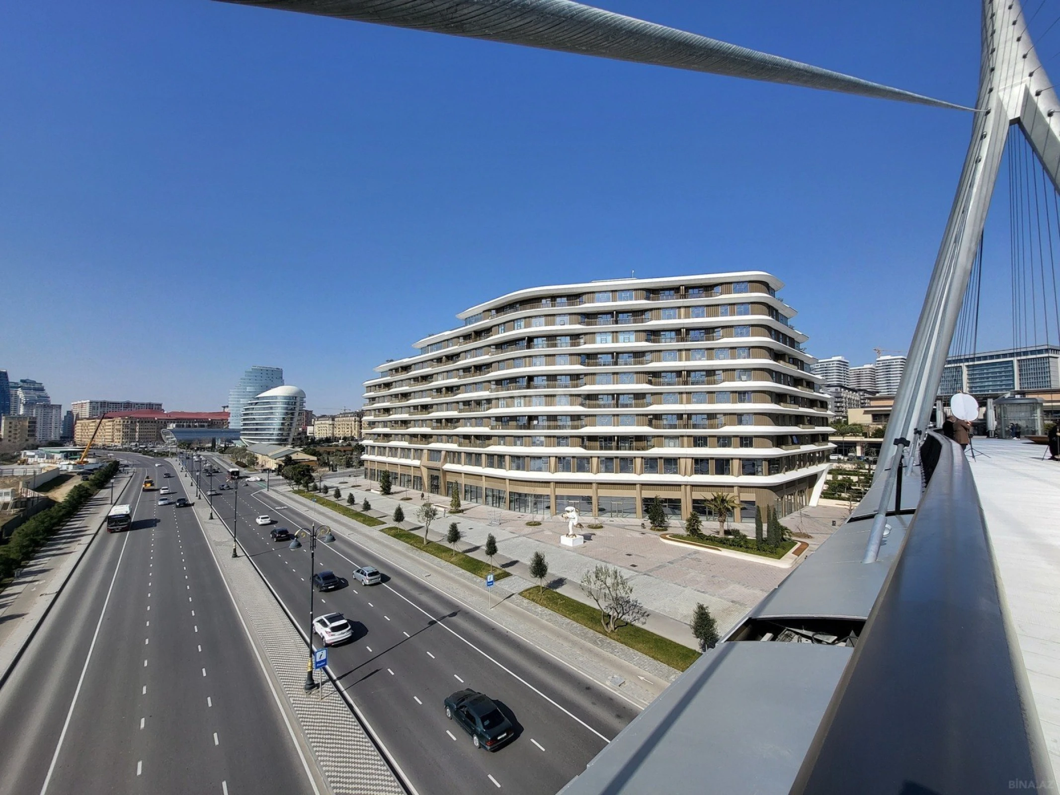 Satılır 4 otaqlı mənzil 176 m²