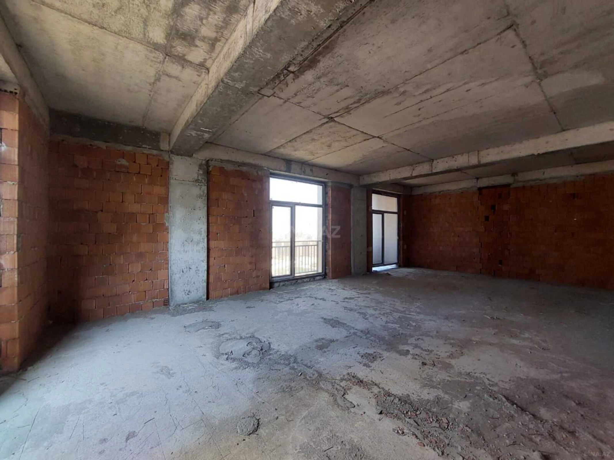 Satılır 3 otaqlı mənzil 121 m²