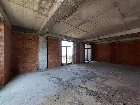 Satılır 3 otaqlı mənzil 121 m²