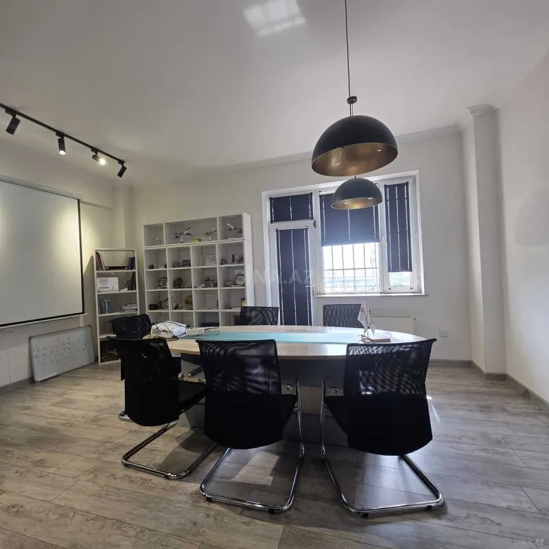Satılır 9 otaqlı ofis 370 m²