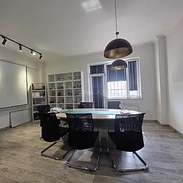 Satılır 9 otaqlı ofis 370 m²
