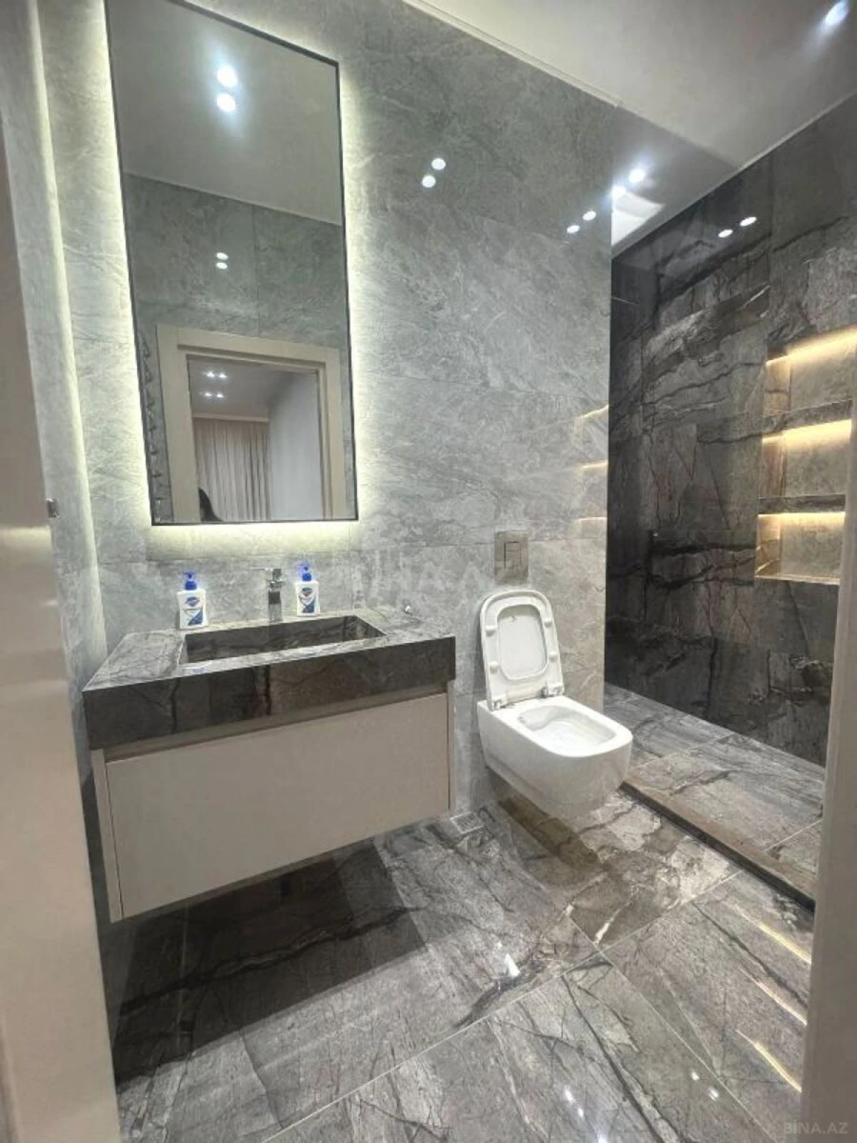 Satılır 4 otaqlı mənzil 216 m²