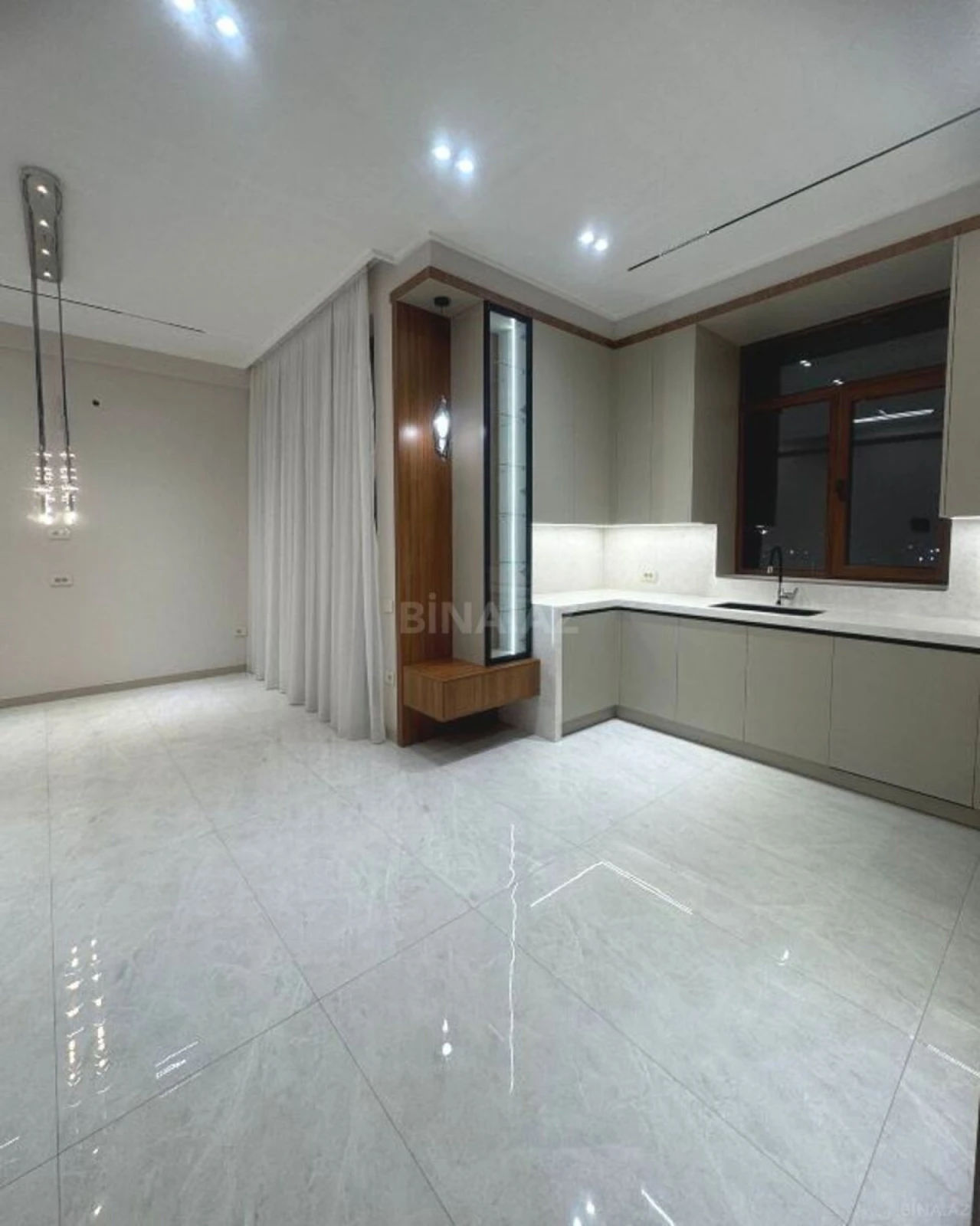 Satılır 4 otaqlı mənzil 216 m²