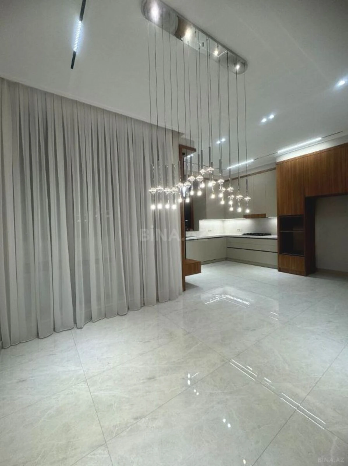 Satılır 4 otaqlı mənzil 216 m²