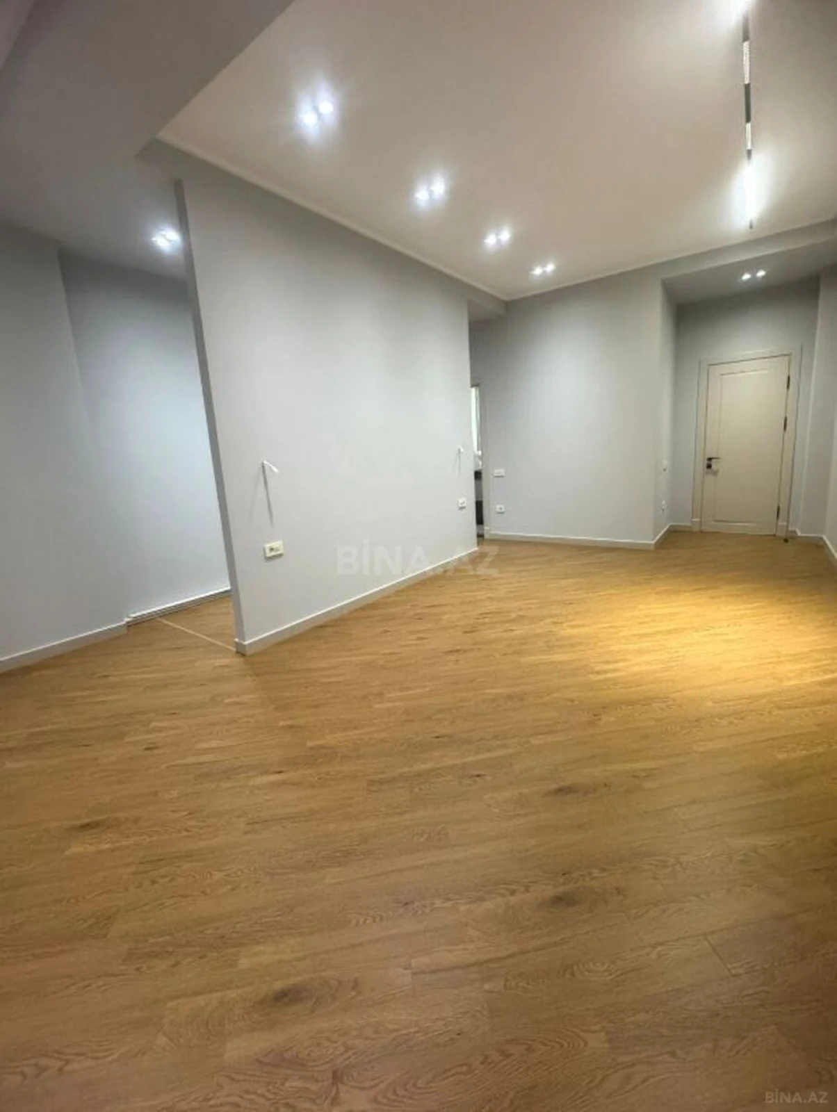 Satılır 4 otaqlı mənzil 216 m²
