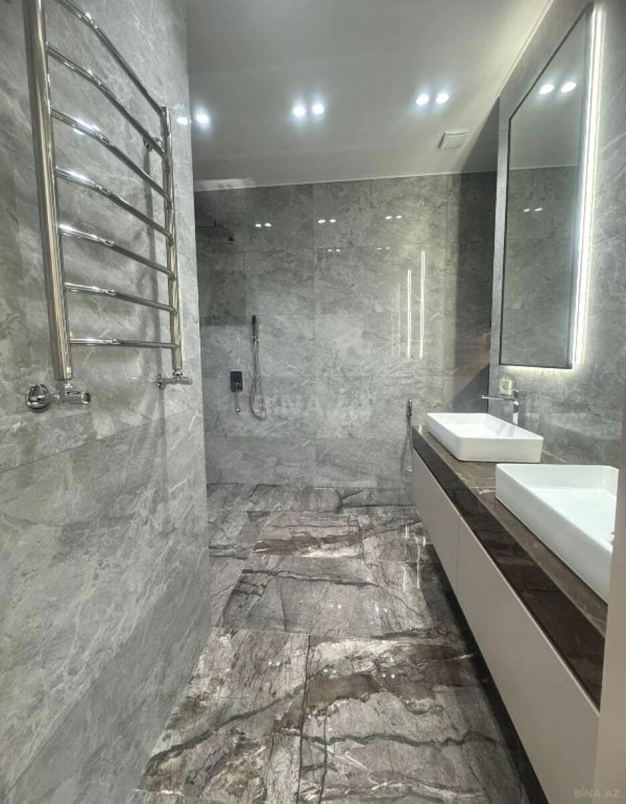 Satılır 4 otaqlı mənzil 216 m²