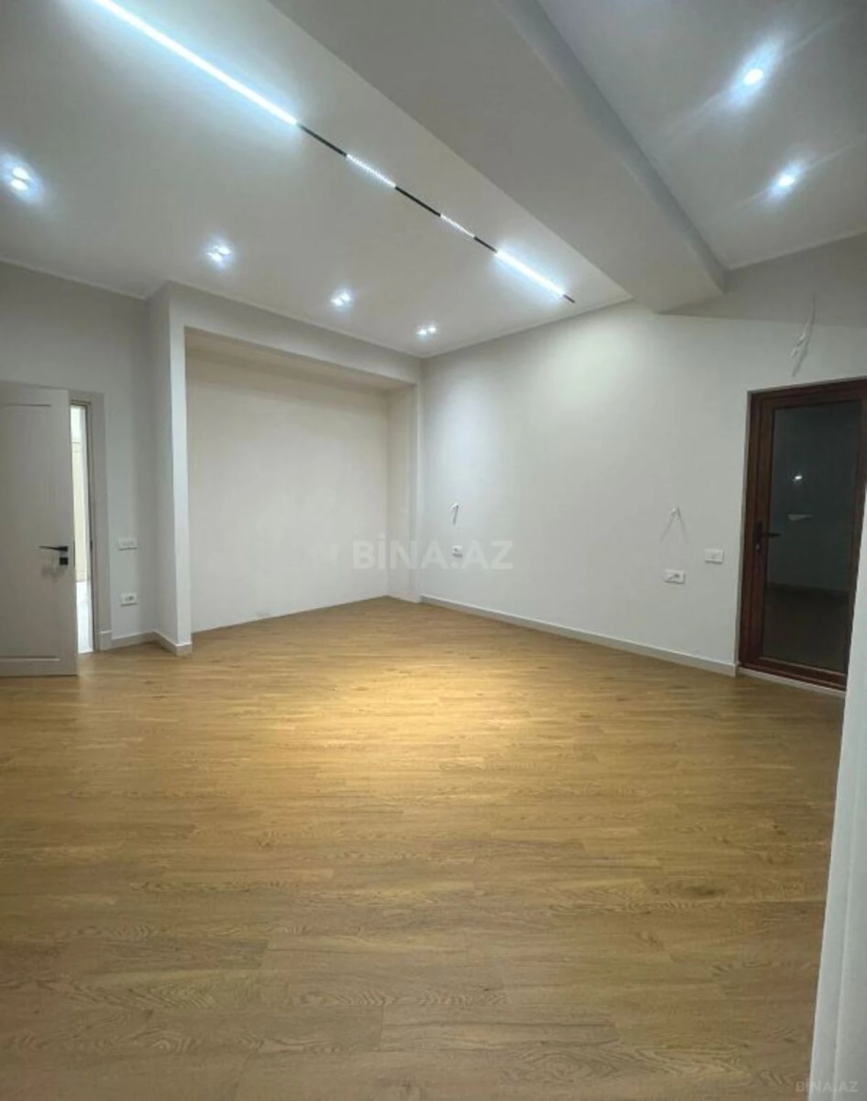 Satılır 4 otaqlı mənzil 216 m²