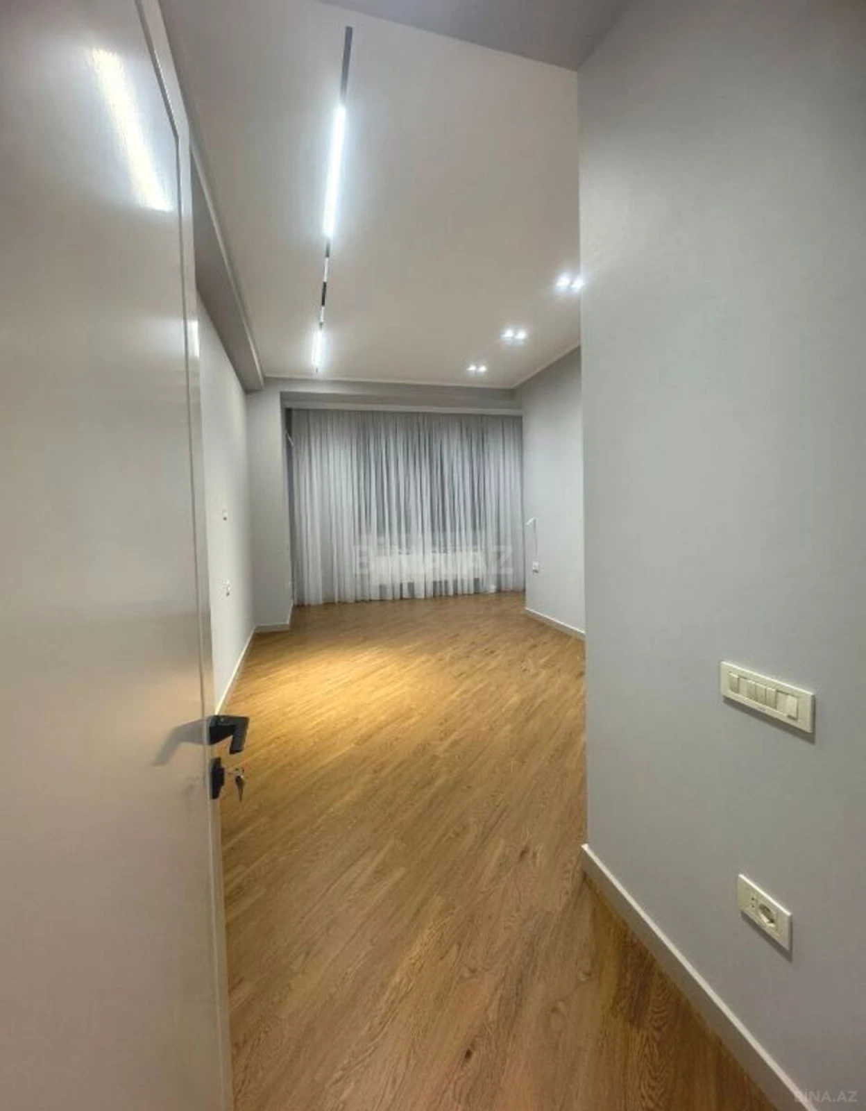 Satılır 4 otaqlı mənzil 216 m²
