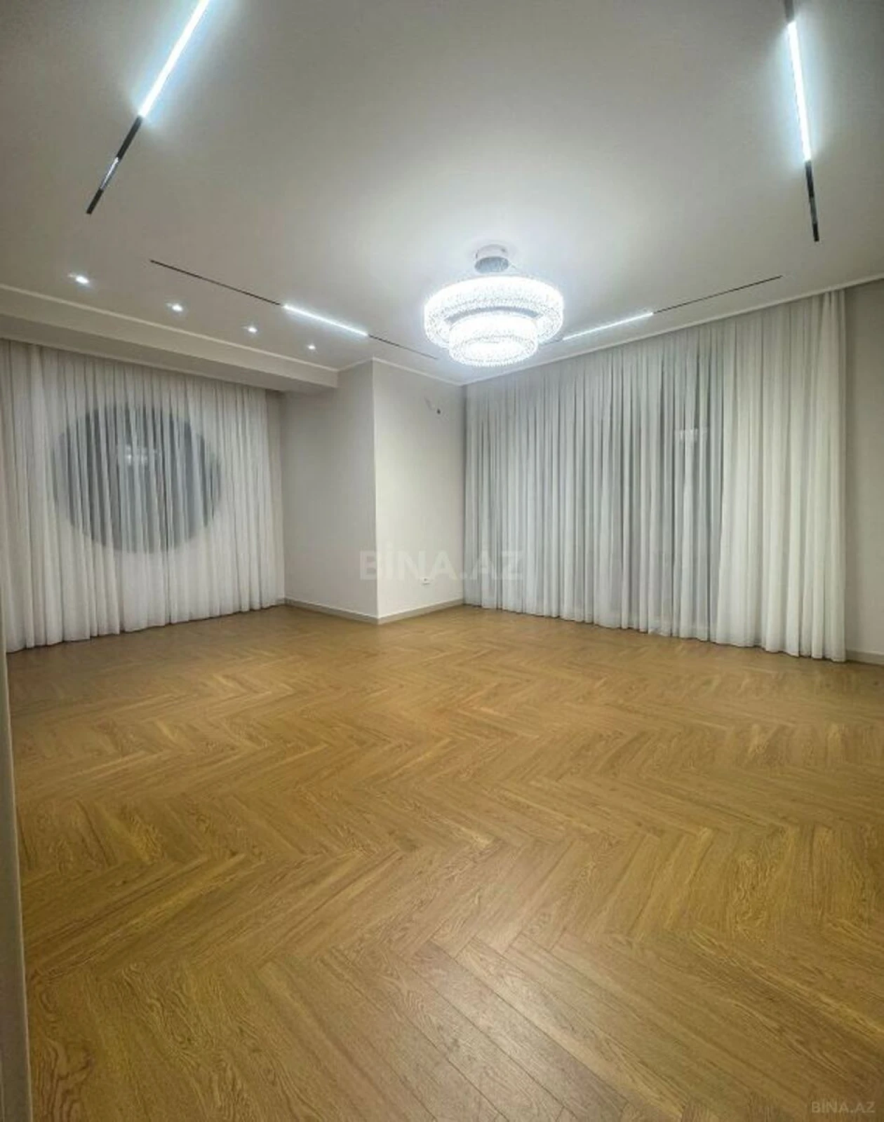 Satılır 4 otaqlı mənzil 216 m²