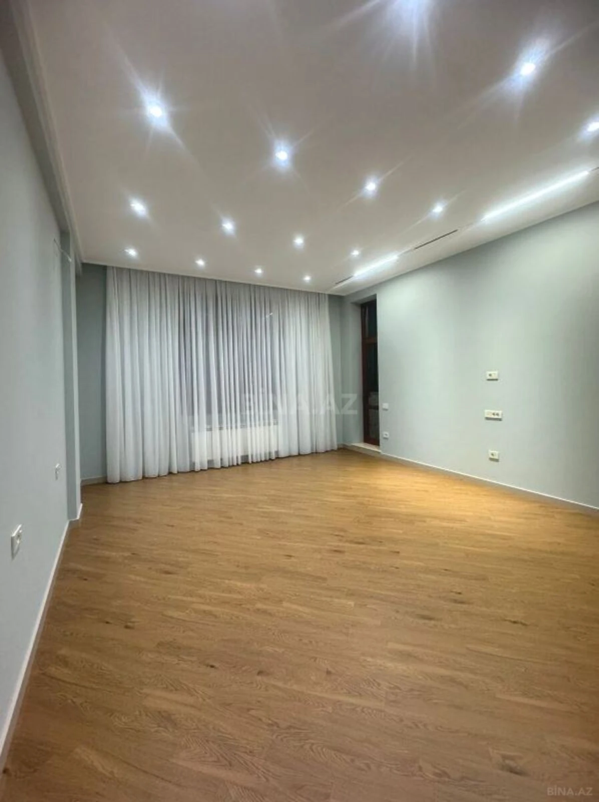 Satılır 4 otaqlı mənzil 216 m²