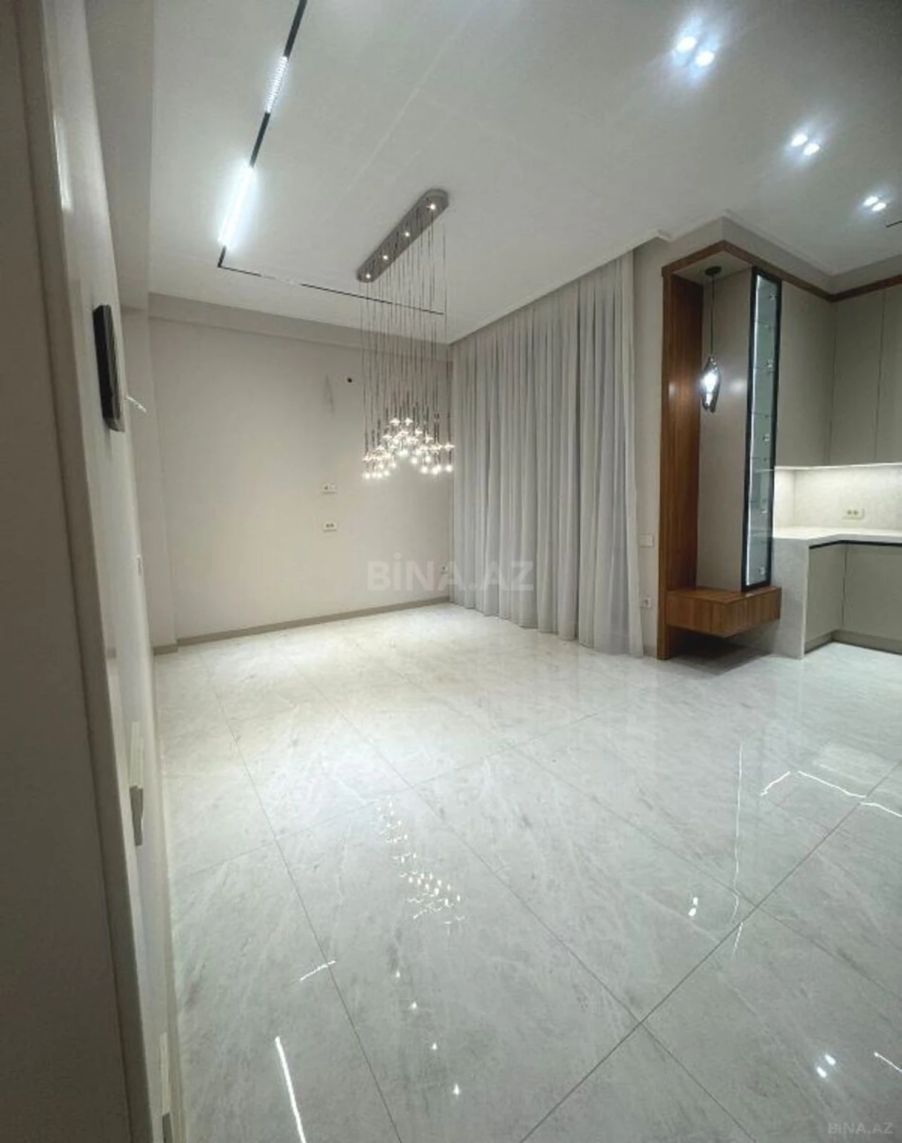 Satılır 4 otaqlı mənzil 216 m²