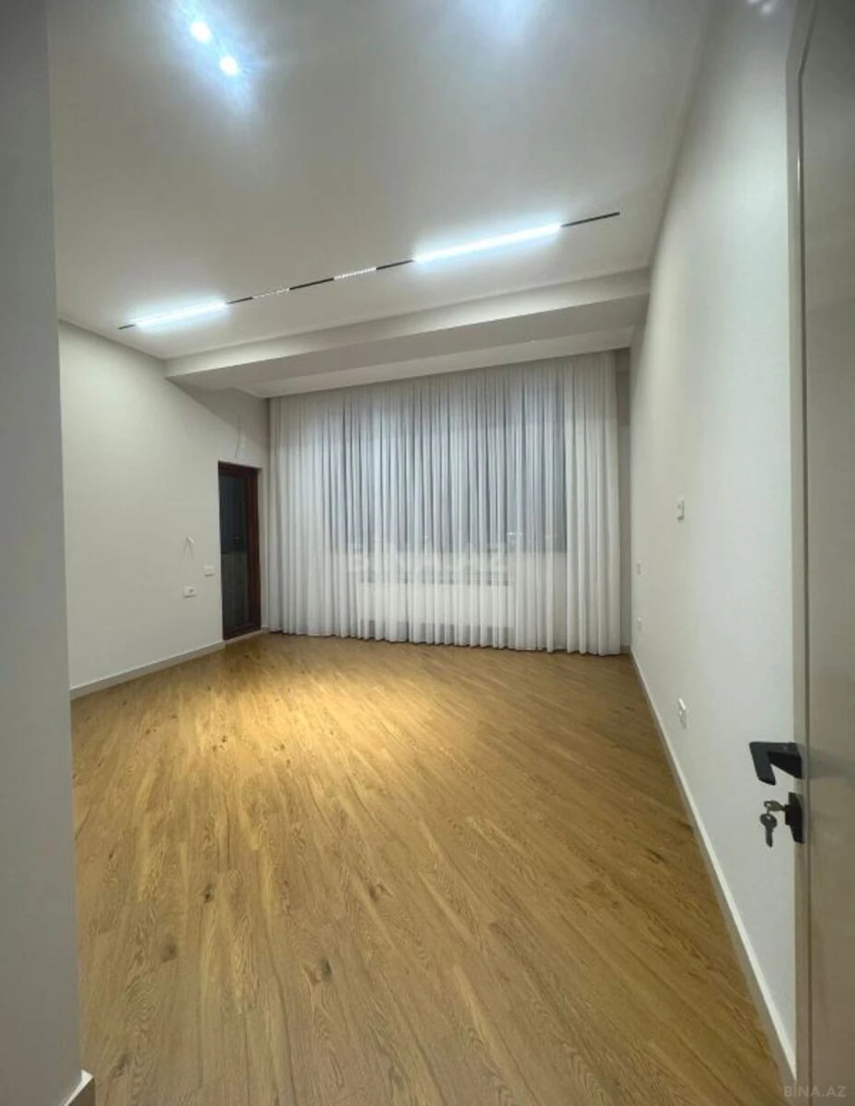 Satılır 4 otaqlı mənzil 216 m²