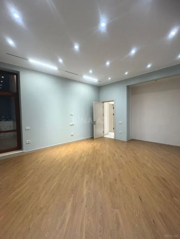 Satılır 4 otaqlı mənzil 216 m²