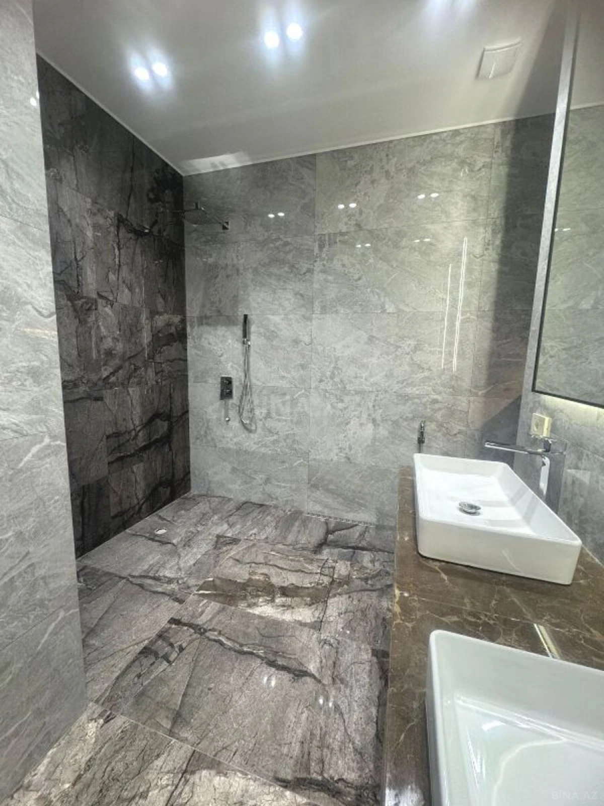 Satılır 4 otaqlı mənzil 216 m²