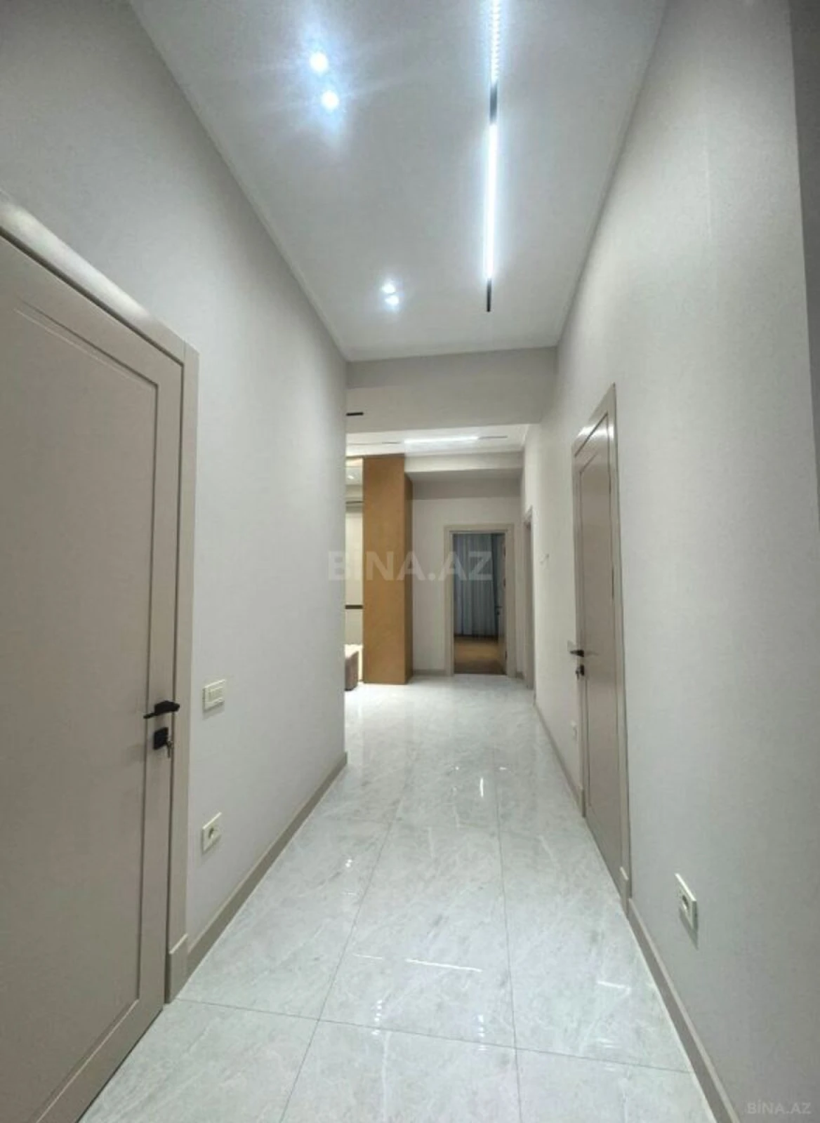 Satılır 4 otaqlı mənzil 216 m²